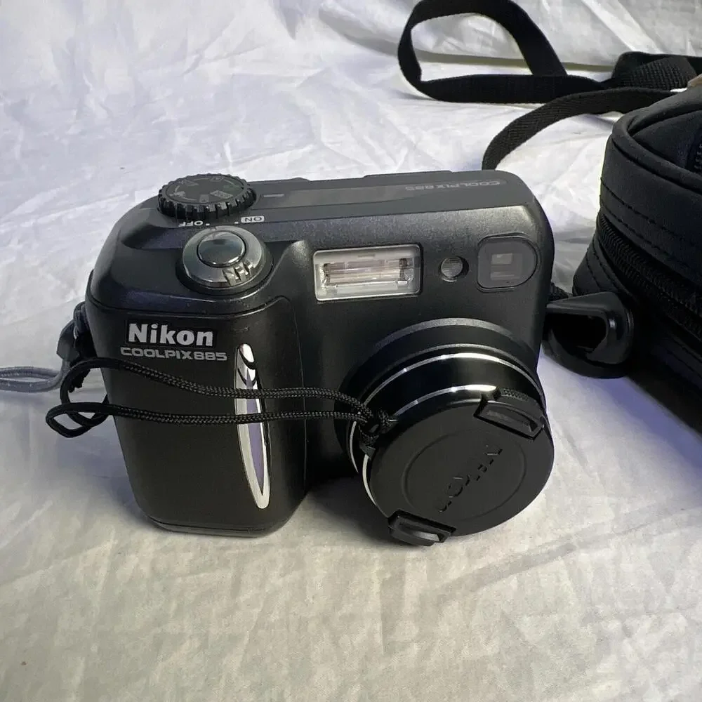 Nikon COOLPIX 885 3.2MP Digital Camera - Black (E885) NOT FULLY TESTED